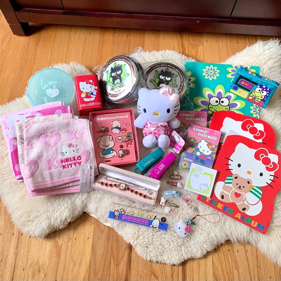 SOLD🚫 Vintage Sanrio accessories (entire set: hairclips, ring, pin) - Picture 5 of 5